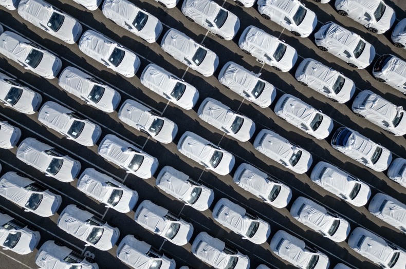 Autos de la empresa BYD descargados de un buque el 19 de enero de 2026 en Zárate, Argentina.