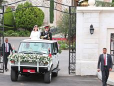 El príncipe heredero de Jordania y su esposa dejaron el lugar de la ceremonia en una camioneta Land Rover y recorrieron varias cuadras saludando a la gente. Foto: Khalil Mazraawi, AFP