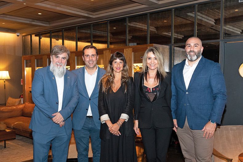 Sommelier de Vinos del Mundo Richard Ausán, gerente general de Hotel Costanero MGallery Francisco Lorente y Carolina Montalto, de Nobilis, con la gerenta comercial de Magnolio Media Group Karen Jawetz e Ignacio Zubiaga