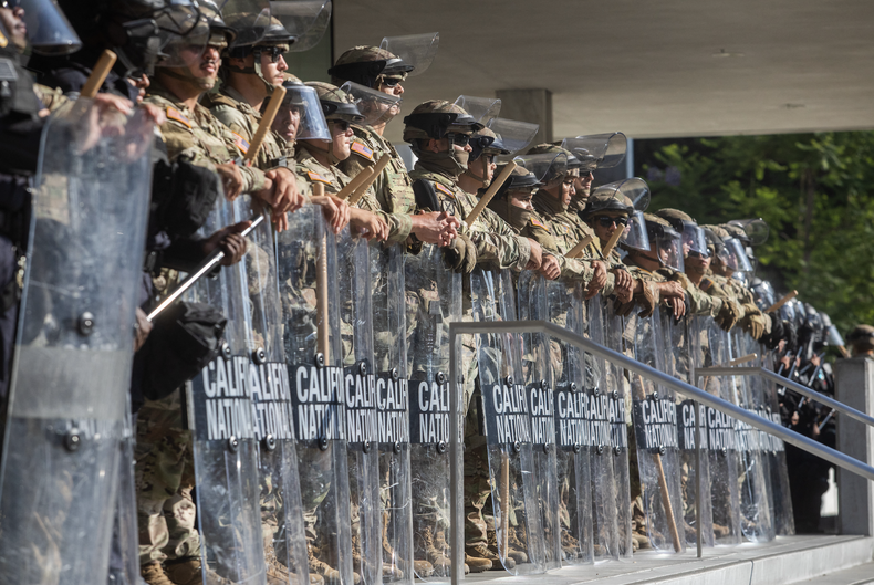 Miembros de la Guardia Nacional de California montan guardia frente al Edificio Federal mientras continúan las protestas en respuesta a las operaciones federales de inmigración en Los Ángeles el 10 de junio de 2025