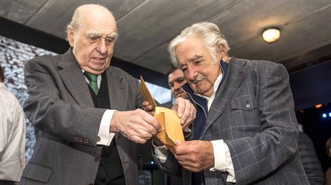Mujica muestra a Sanguinetti un ejemplar de principios del siglo XX con el discurso de Domingo Arena a favor de la “ley de ocho horas”. Fotos: Sofía Torres