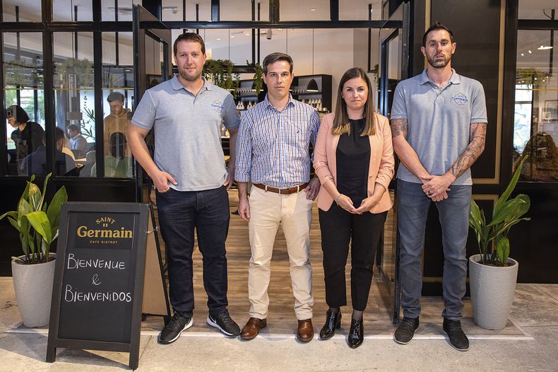 Los directores de Saint Germain Emiliano Firpo y Alexandre Ruscón rodean a Federico Durán y Victoria Dutra, de Divino