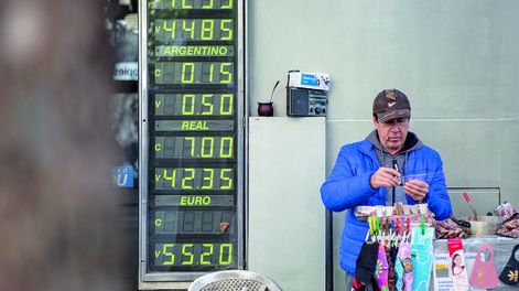 Las pizarras cambiarias, parte del paisaje característico de Montevideo. Foto: Nicolás Garrido / Búsqueda