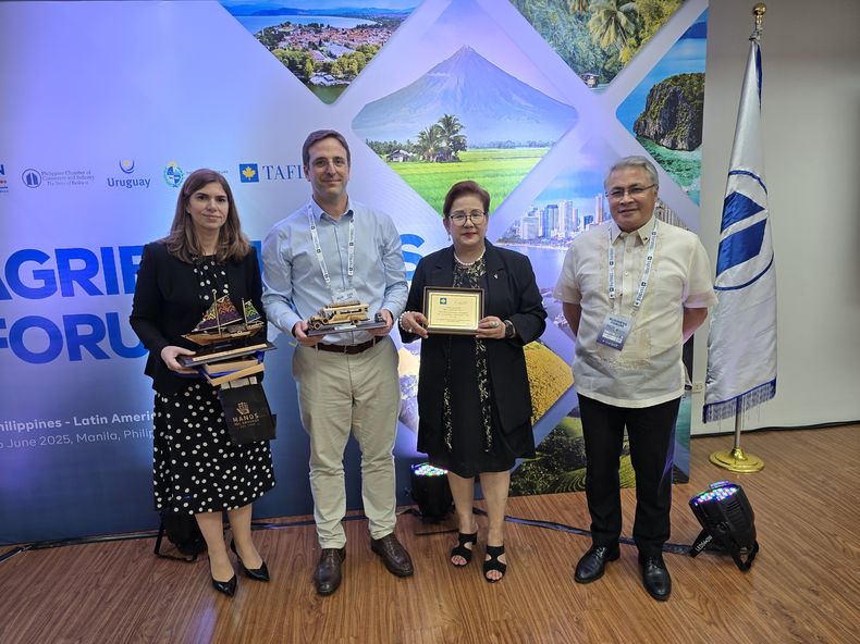 Embajadora en Indonesia, concurrente en Filipinas: Cristina González, Cónsul honorario en Indonesia: Nicolás Potrie, de la Cámara de Comercio e Industria de Filipinas: Enunina Mangio y Juide Meniltor