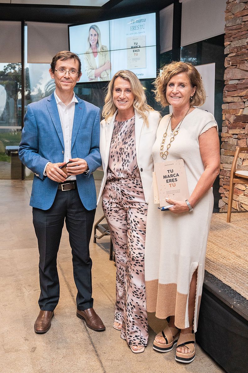 Alejandro Cid y María José Soler, de la UM, rodean a Ana Delisante