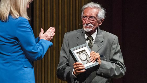 La intendenta de Montevideo Carolina Cosse le entrega al exintendente Mariano Arana la medalla de Ciudadano Ilustre de Montevideo. La intendenta de Montevideo Carolina Cosse le entrega al exintendente Mariano Arana la medalla de Ciudadano Ilustre de Montevideo.