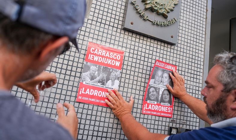 Manifestantes en el juzgado durante la audiencia por el caso Conexión Ganadera.&nbsp;