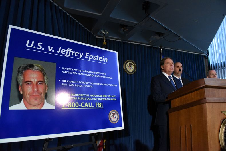 El fiscal estadounidense para el Distrito Sur de Nueva York, Geoffrey Berman, anuncia cargos contra Jeffery Epstein el 8 de julio de 2019 en la ciudad de Nueva York.