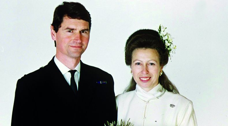 Después de divorciarse del capitán Mark Phillips, la princesa Anne entabló una relación que terminó en casamiento con Timothy Laurence, excaballerizo de la reina y su amor clandestino mientras aún duraba su primer matrimonio
