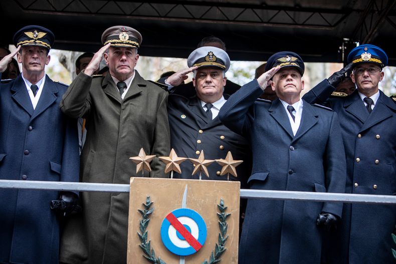 Mario Stevenazzi, al centro, de verde, y José Manuel Azambuya, a la derecha, de azul, durante el acto conmemorativo del aniversario de la Jura de la Constitución, en 2023.