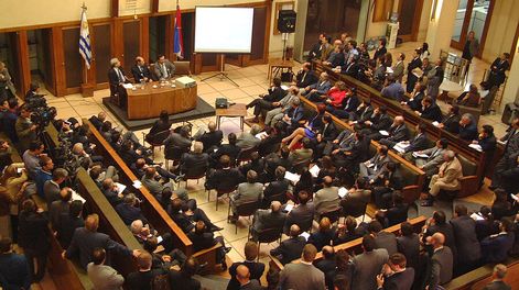El ministro Atchugarry y el presidente del Banco Central, presentando la propuesta de canje en la Bolsa de Montevideo. Foto: Presidencia