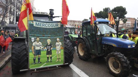 Marcha de cientos de tractores y agricultores que recorren el centro de la capital este miércoles, convocados por Unión de Uniones y Unaspi en protesta por el acuerdo comercial entre la UE y el Mercosur.