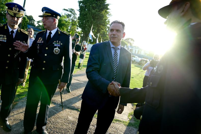 Yamandú Orsi saluda a jerarcas policiales durante una actividad del Ministerio del Interior el año pasado. 