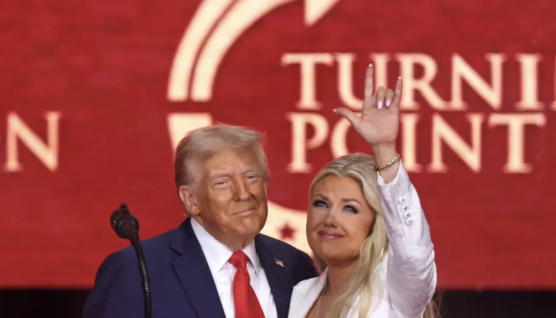 Donald Trump, y Erika Kirk, viuda de Charlie Kirk, aparecen juntos durante el evento conmemorativo público en honor al activista de derecha Charlie Kirk en el State Farm Stadium en Glendale, Arizona, el 21 de setiembre de 2025.
