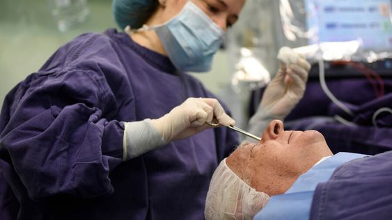 Entre 2015 y 2021, médicos uruguayos y cubanos realizaron 102.855 cirugías en el marco de la Operación Milagro. Foto: Nicolás Celaya, adhocFOTOS Entre 2015 y 2021, médicos uruguayos y cubanos realizaron 102.855 cirugías en el marco de la Operación Milagro. Foto: Nicolás Celaya, adhocFOTOS