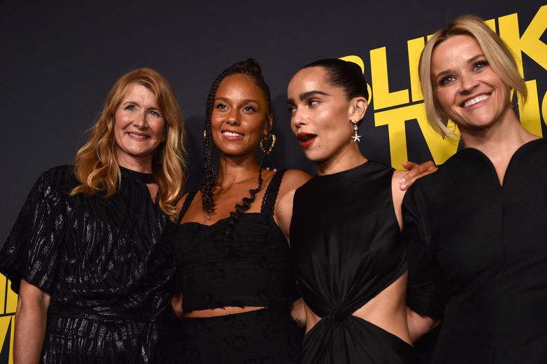 Las actrices y amigas de Zoë Kravitz Laura Dern, Alicia Keys (cantante) y Reese Witherspoon la acompañaron durante el estreno de Blink Twice en Los Ángeles.