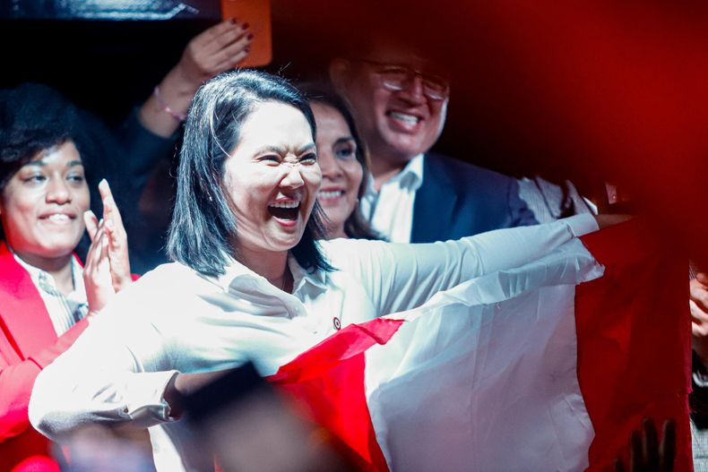 La presidenta electa de Perú, Keiko Fujimori, reacciona durante su primer discurso tras ser declarada presidenta electa de Perú por parte del Jurado Nacional de Elecciones este viernes, en Lima (Perú).