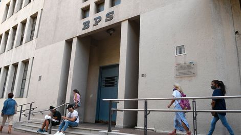 Búsqueda | Sede del BPS. Foto: Javier Calvelo / adhocFOTOS