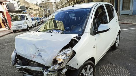 Accidente de tránsito en Montevideo en 2021. Foto: Javier Calvelo, adhocFOTOS
