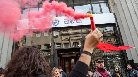 Manifestación sindical frente a la Dirección Nacional de Trabajo. Foto: Mauricio Zina / adhocFOTOS