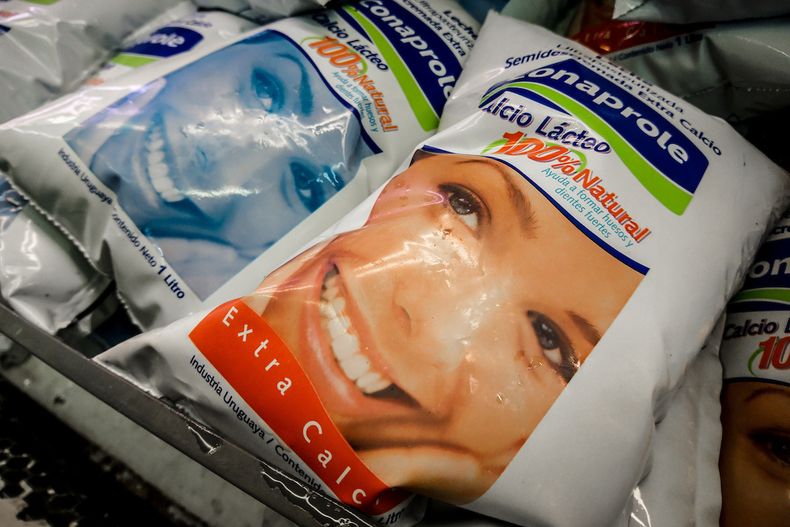 Bolsas de leche de Conaprole.