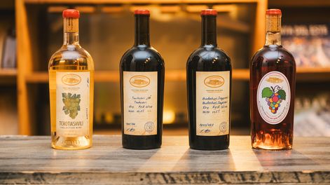 Los vinos de la bodega Tchotiashvili Vineyards pertenecían a una partida&nbsp;muy pequeña de botellas numeradas; tenían un envase bien característico y&nbsp;etiquetas con un estilo clásico de la región, como si fueran hechas a mano.