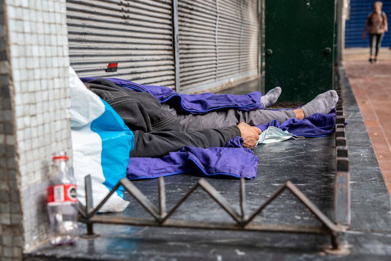 Persona en situación de calle en el centro de Montevideo
