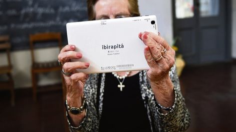 Una anciana utilizando una tablet del Plan Ibirapitá. Foto: Nicolás Celaya / adhocFOTOS