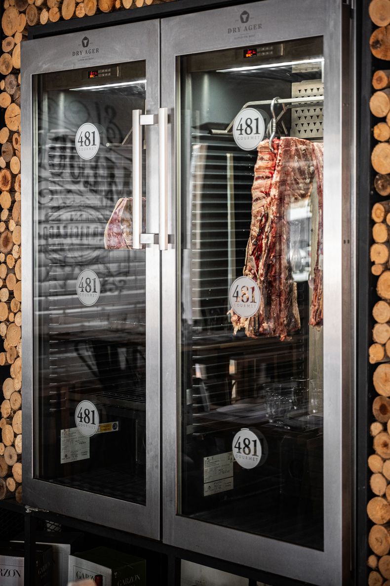 Heladera para madurar carne, en la parrilla 481 Gourmet