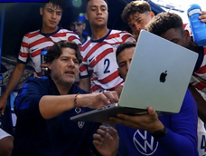 La imagen que recorrió el mundo: Pochettino, su laptop y los jugadores de Estados Unidos que lo rodean viendo las indicaciones.