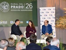 El presidente de ARU, Rafael Ferber, la vicecanciller, Valeria Csukasi, y el presidente de INIA, Miguel Sierra, durante la actividad del pasado lunes en la Rural del Prado.