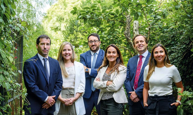 Matías Pérez del Castillo, Soledad Echevarría, Gustavo Di Genio, Florencia Di Segni, Miguel Casanova y Pía Ferrería posan para Trayectorias.