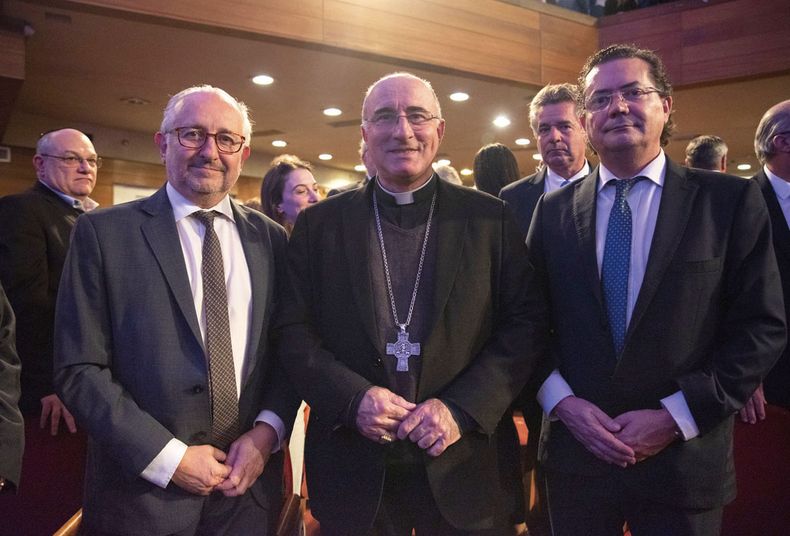 Ministro de Educación y Cultura Pablo da Silveira, arzobispo de Montevideo monseñor Daniel Sturla y prosecretario de la Presidencia de la República Rodrigo Ferrés