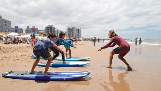 tres escuelas de surf que consolidan la cultura del mar en punta del este