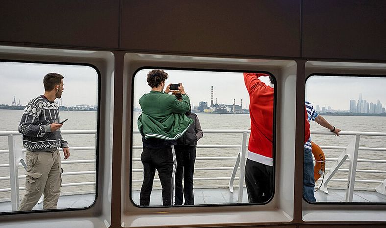 Un cruce en barco entre Colonia y Buenos Aires. Foto: Ricardo Antúnez, adhocFOTOS