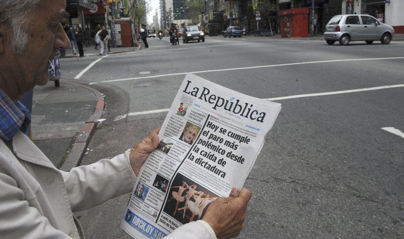 Un hombre lee la portada del diario La República, octubre de 2010.