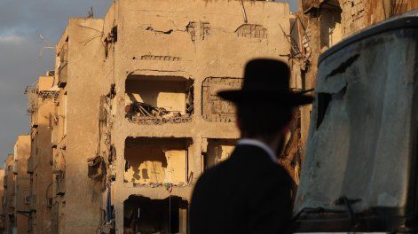 Un residente judío ultraortodoxo observa el lugar del impacto directo de un misil iraní en Arad, Israel, el 22 de marzo de 2026.