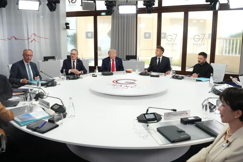 El canciller alemán Friedrich Merz, el primer ministro británico Keir Starmer, el presidente estadounidense Donald Trump, el presidente francés Emmanuel Macron, el presidente ucraniano Volodymyr Zelensky y la primera ministra japonesa Sanae Takaichi durante una sesión de trabajo en la cumbre del G7 en Evian-les-Bains, Francia, el 16 de junio de 2026.