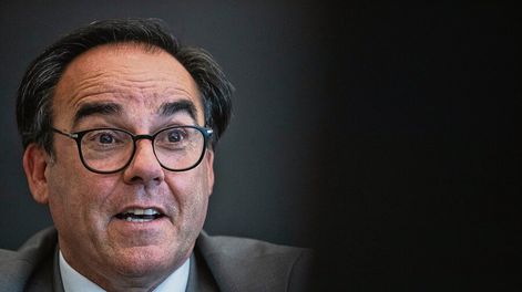 Robert Bouvier en su despacho del Ministerio de Ambiente. Foto: Mauricio Zina, adhocFOTOS