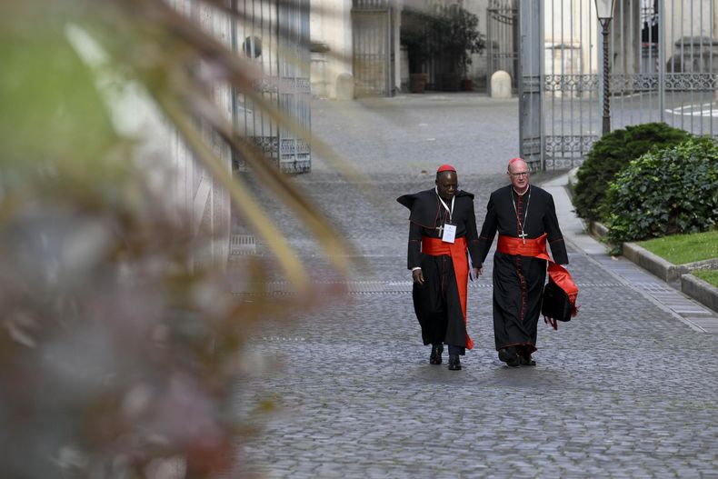 Cardenales caminan por las calles del Vaticano