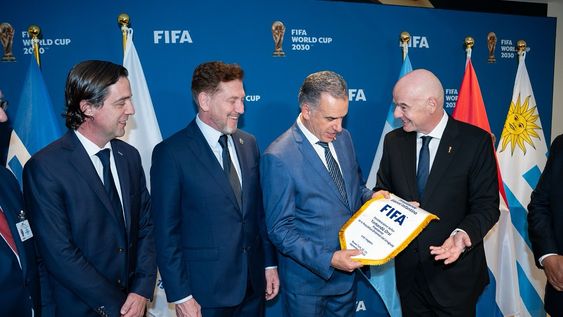 Yamandú Orsi y Gianni Infantino el 23 de septiembre, durante el encuentro de FIFA con parte de los organizadores del Mundial 2030. Yamandú Orsi y Gianni Infantino el 23 de septiembre, durante el encuentro de FIFA con parte de los organizadores del Mundial 2030.