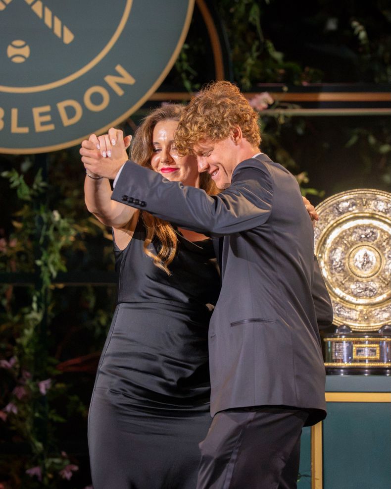Fueron el español Carlos Alcaraz y la checa Barbora Krejcikova quienes retomaron la clásica costumbre del baile de ganadores en 2024. 