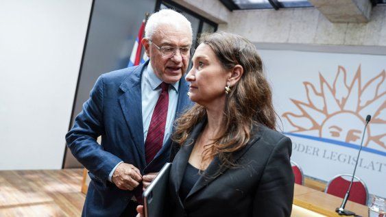 Valeria Csukasi y Mario Lubetkin tras la Comisión Especial para el Tratamiento y la Aprobación del Acuerdo de Asociación Mercosur Unión Europea en el Anexo del Palacio Legislativo, 23 de febrero de 2026.