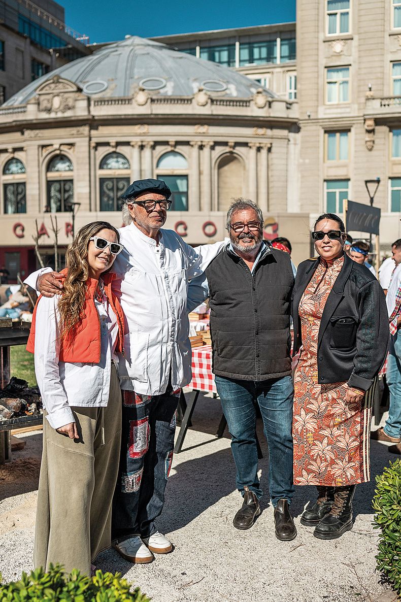 Victoria Barbero, Francis Mallmann con Gustavo y Jimena Barbero