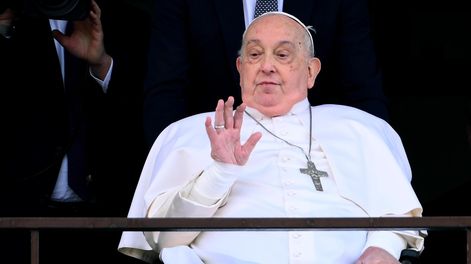 El Papa Francisco saluda y bendice a los fieles desde el balcón del hospital Gemelli donde ha estado hospitalizado, en Roma, Italia, el 23 de marzo de 2025.