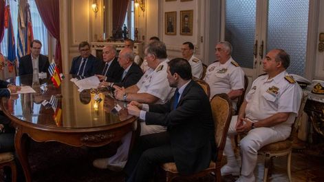 Mario Cardama, a la izquierda de la imagen, al firmar el acuerdo de construcción de los nuevos buques de la Armada Nacional, en diciembre del año pasado