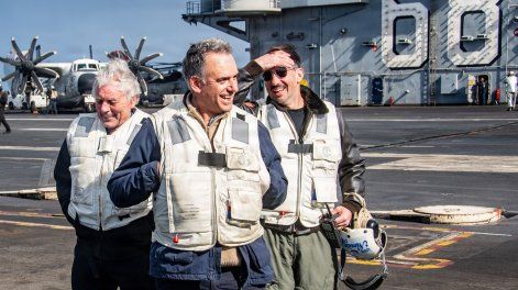 El presidente Yamandú Orsi junto al embajador Louis Rinaldi, a bordo del USS Nimitz.