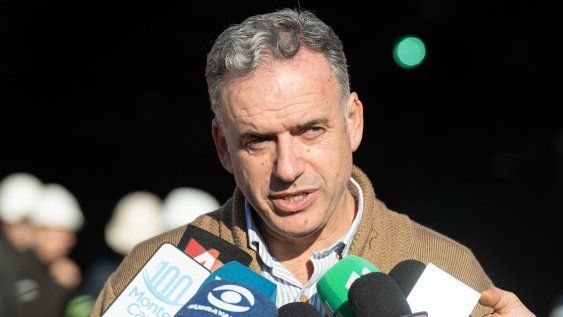 Yamandú Orsi habla con a prensa. Yamandú Orsi habla con a prensa.