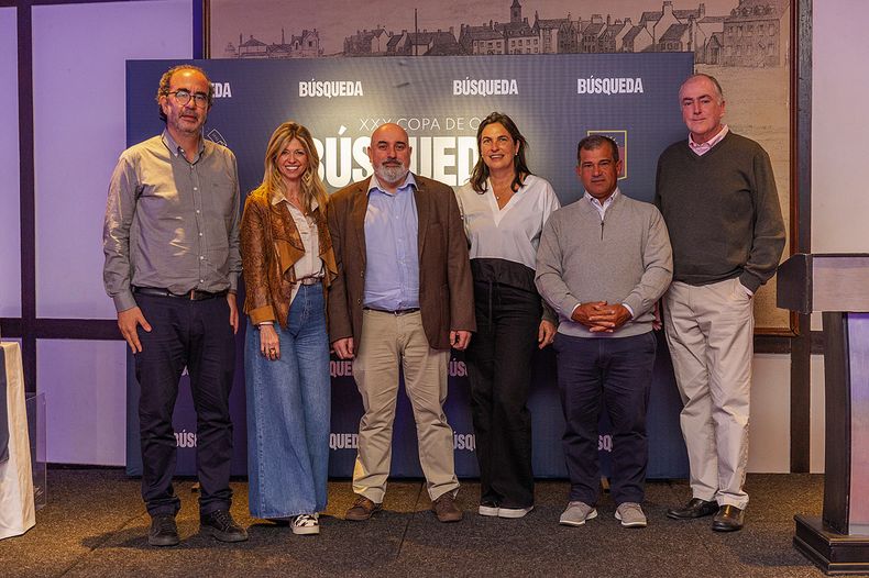 Director periodístico de Búsqueda y Galería Andrés Danza, capitana del Club de Golf del Uruguay María Noel Coates y gerente general de Búsqueda y Galería Daniel Mendiverry, con la vicecapitana del Club de Golf del Uruguay María José Frontini, vocal C