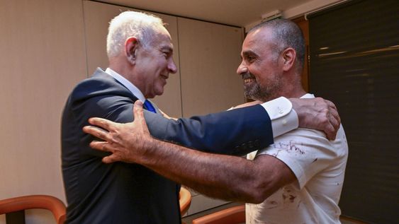 El primer ministro israelí, Benjamín Netanyahu (i), recibió el miércoles 30 de octubre de 2026 en Ben Gurión a Yaniv (d), uno de los pasajeros israelíes que, junto a otros dos, asegura que inmovilizó y estranguló al copiloto que había apuñalado a su compañero de cabina, provocando que el vuelo descendiera en picado.